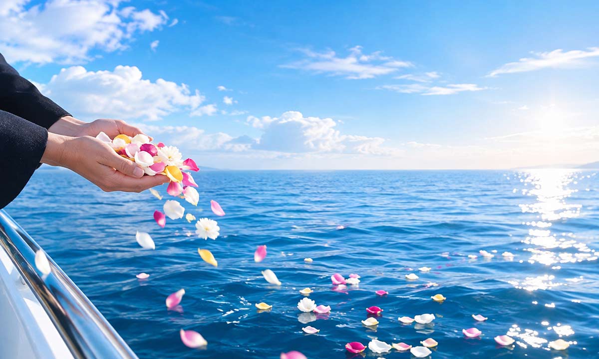 穏やかな海況を選んで行う散骨の様子